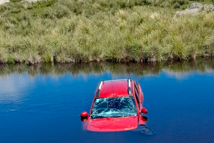 Milagro Sampedrinos Despistaron En Altas Cumbres Cayeron A Una Laguna