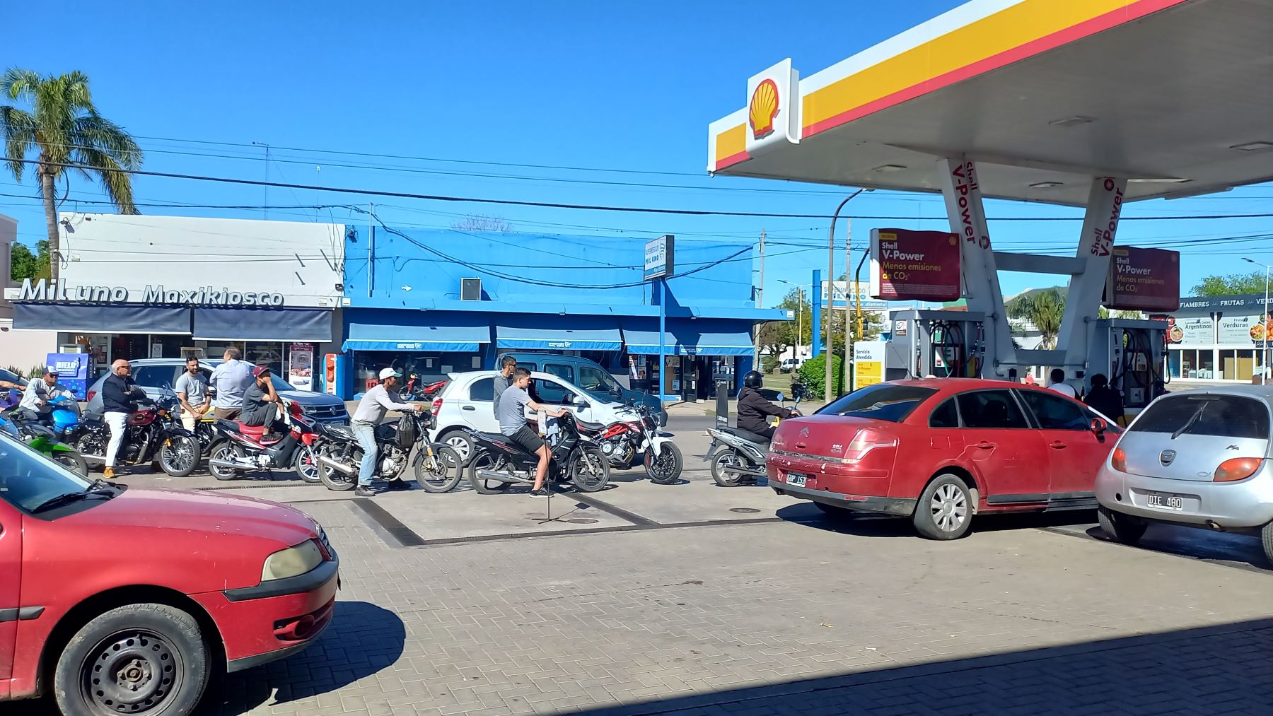 No hay nafta largas colas para cargar combustible Las últimas