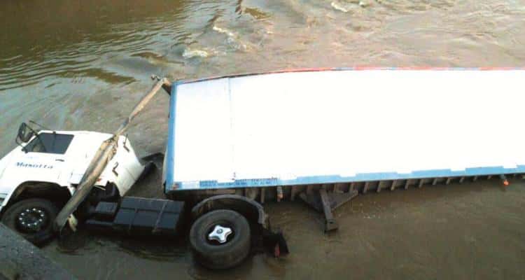Camión cayó al río Arrecifes
