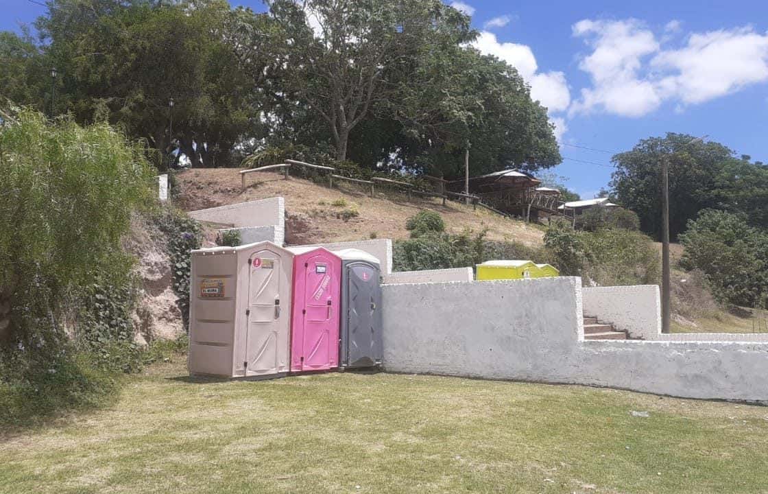 Reclaman por la falta de baños en la playa de Vuelta de Obligado: cuántos hay y en qué condiciones están