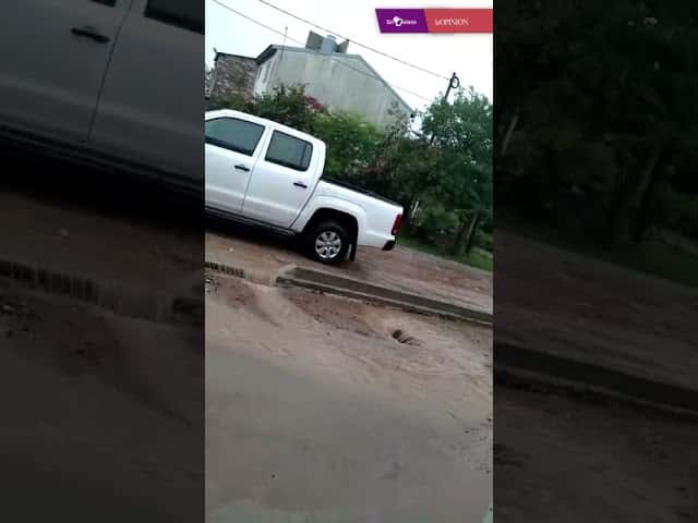 Temporal de lluvia: tuvo que hacer “una zanja” con su camioneta para que corra el agua