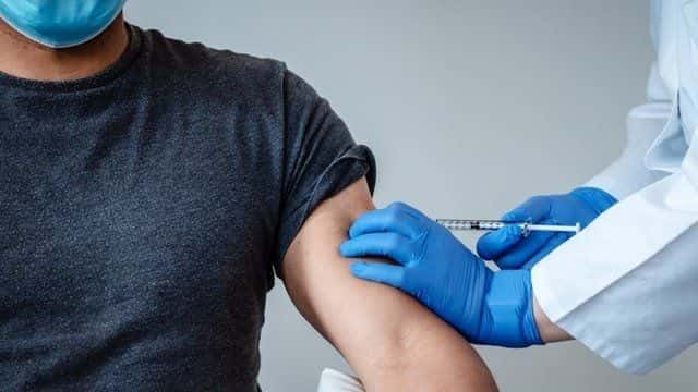 Coronavirus: el caso de un hombre que, después de vacunado, se contagió y “la pasó mal”