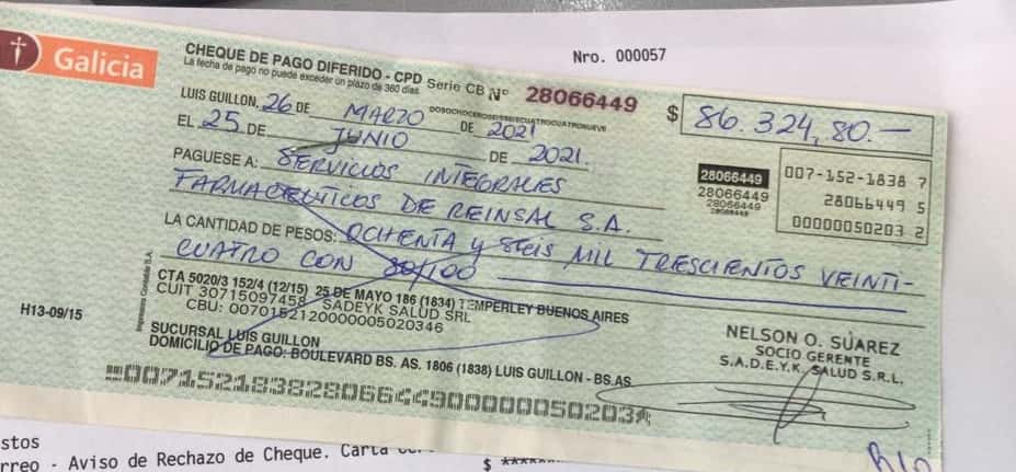 Uno de los cheques rechazados por carecer de fondos, con el sello y firma de Nelson Suárez como socio gerente de Sadeyk SRL. Foto: La Opinión.