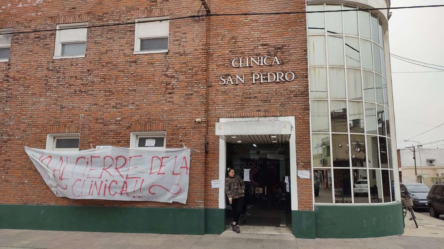 Clínica San Pedro: polémica por el retiro de elementos del edificio por parte de un médico exaccionista