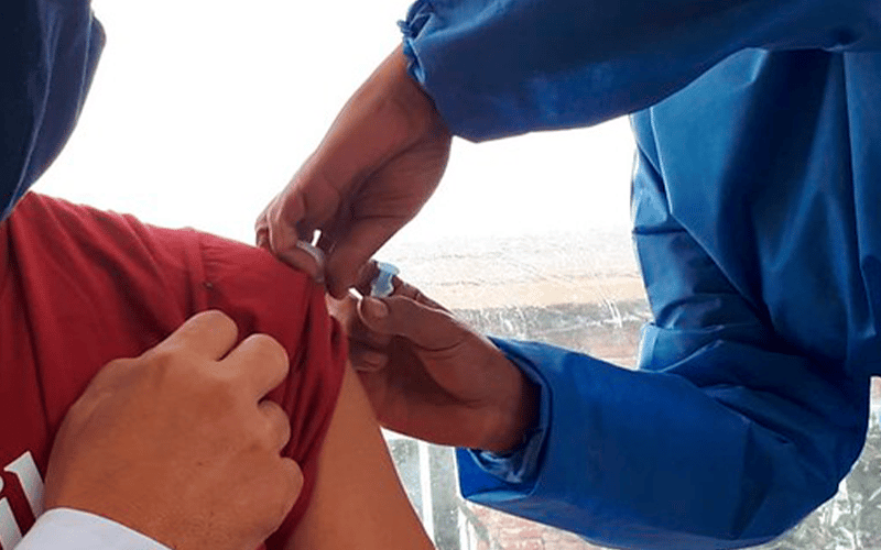 Vacuna contra el coronavirus: aplican dosis de refuerzo a personal de salud