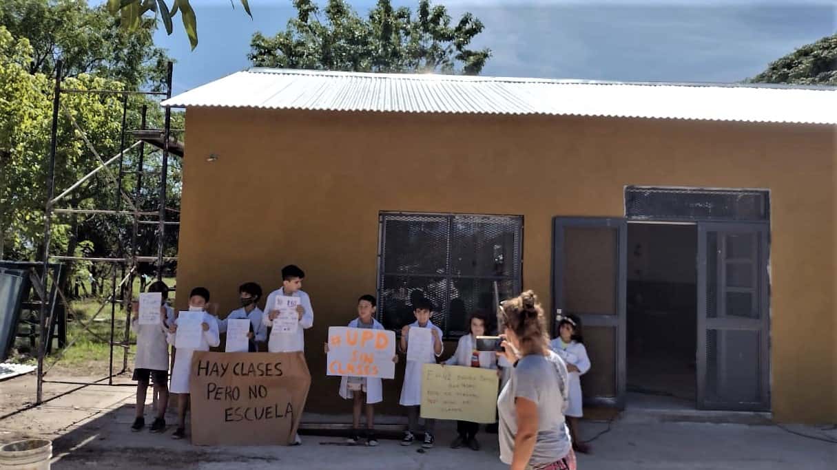 Protesta en paraje Basso: familias reclamaron por la obra para que los chicos puedan empezar las clases