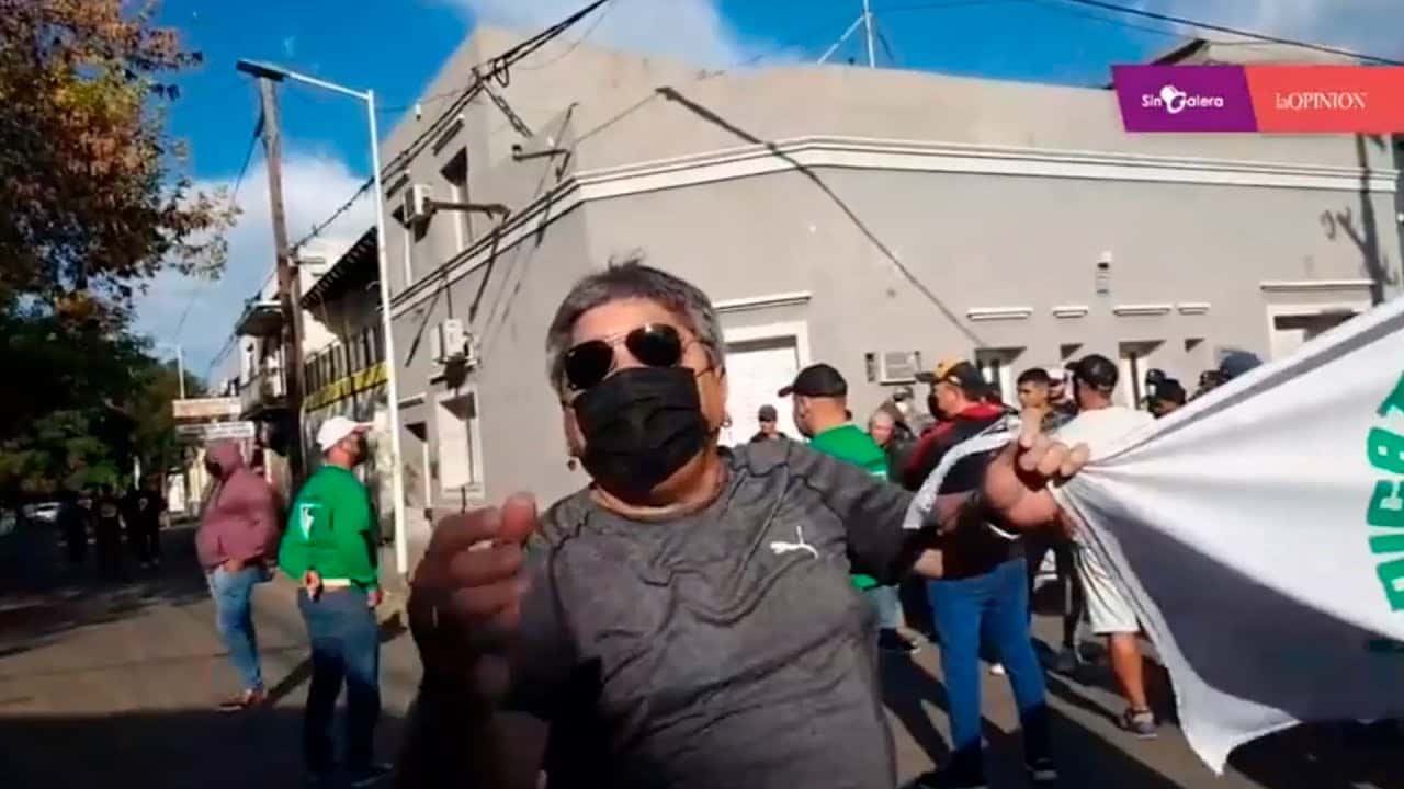 El sindicalista Julio Cabaleyro y miembros de Camioneros increparon a la periodista Lilí Berardi en vivo