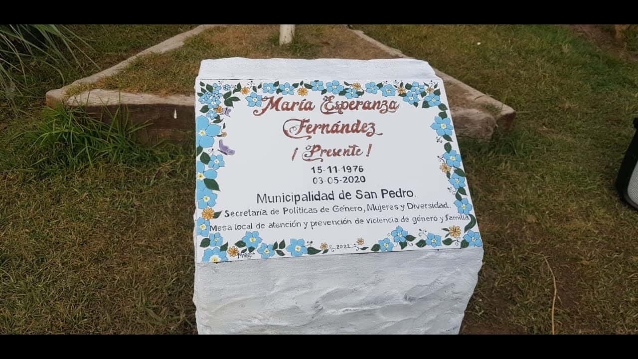 Descubrieron placa en memoria de María Esperanza Fernández, víctima de femicidio en el barrio El Amanecer