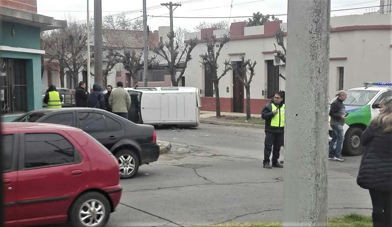 Honorio Pueyrredón y Almafuerte: volcó un camioneta tras ser embestida por un auto