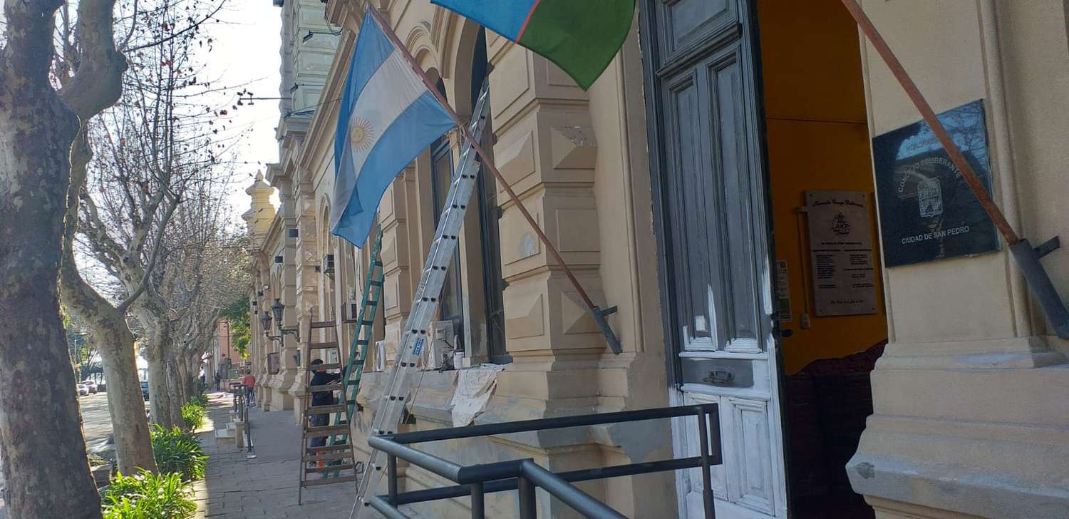 Refaccionan el frente del Palacio municipal: pintarán las paredes, la torre y las aberturas