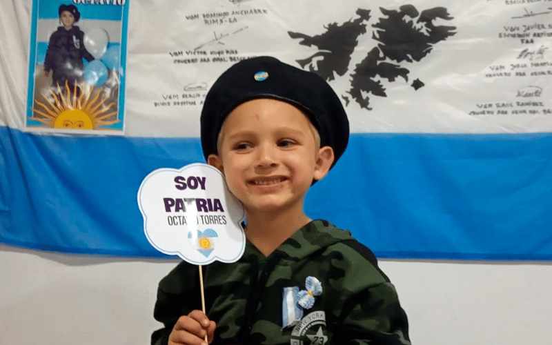 Octavio, el niño patriota de Vuelta de Obligado, recibió el saludo de veteranos de Malvinas