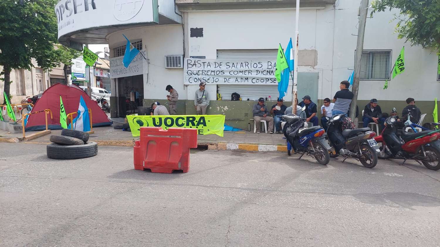 Conflicto en el obrador de Coopser: Uocra y Uecara, de protesta en la sede de Mitre a la espera del resultado de la audiencia