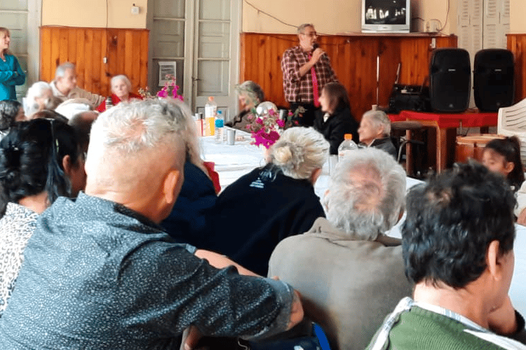 Hamburguesas, música y baile para los adultos mayores de la Casa de Ancianos