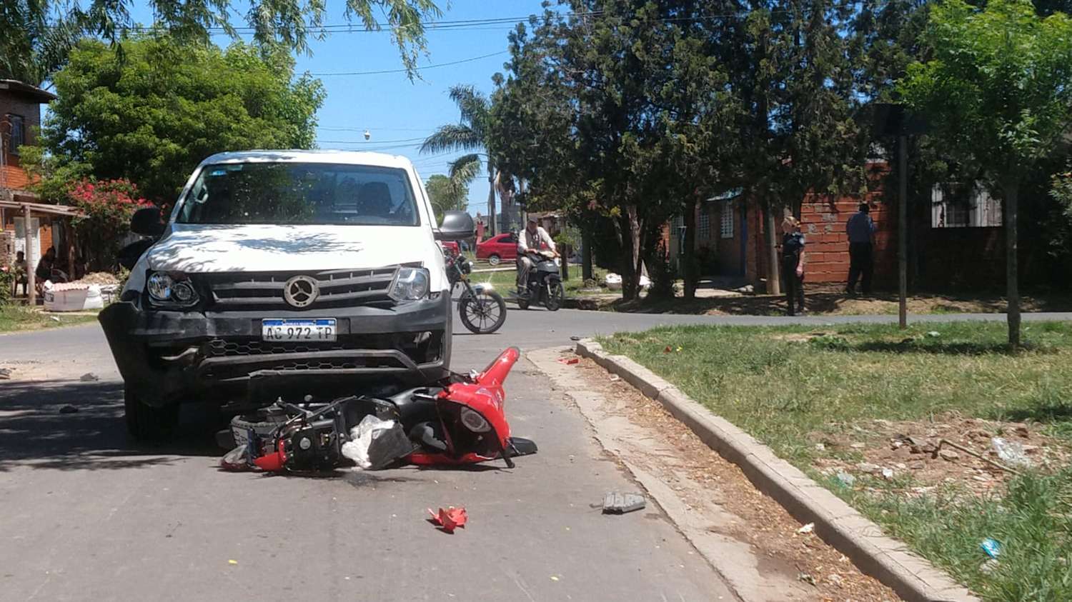 Accidente en Las Provincias y Casella: motociclista menor de edad trasladado al Hospital