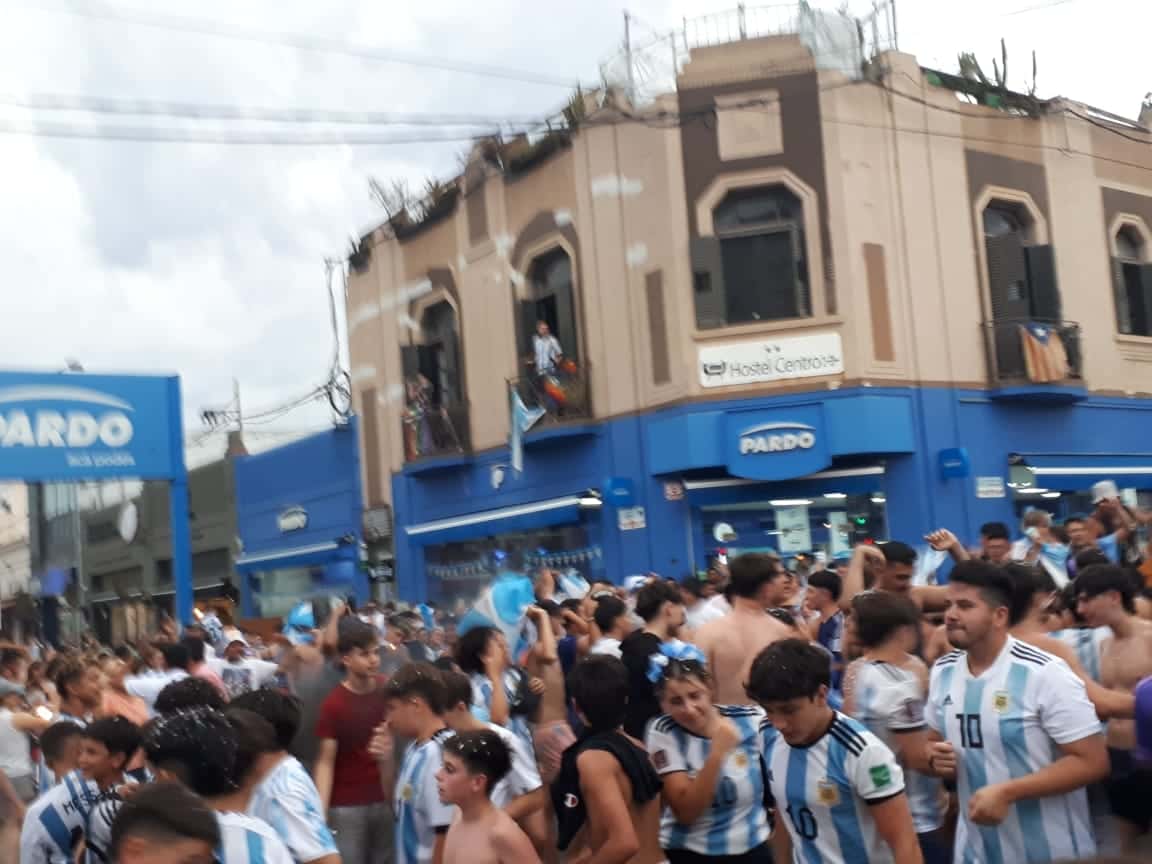 Argentina le ganó a Países Bajos y pasó a semifinales del Mundial Qatar 2022: festejos en San Pedro tras la victoria