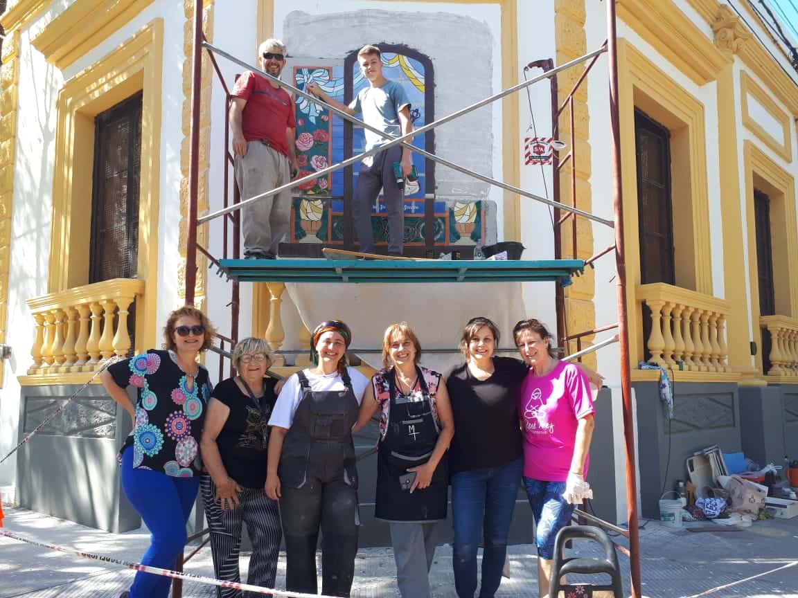 Mariana Maroli y su grupo de arte obsequiaron al Socorro un mural de la Virgen