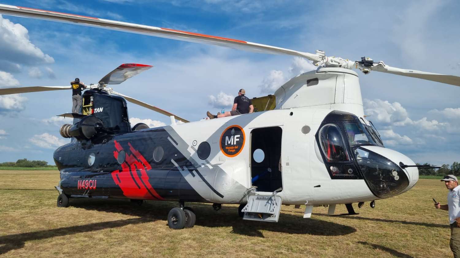 Ecocidio: vuelve el helicóptero gigante ante el avance de incendios frente a San Pedro