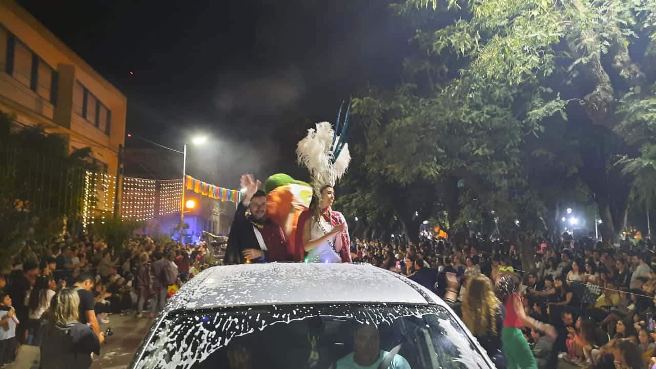 Carnaval: gran caudal de público para el desfile de Marí Marí Tour y Cambacuá Eventos, falló la organización