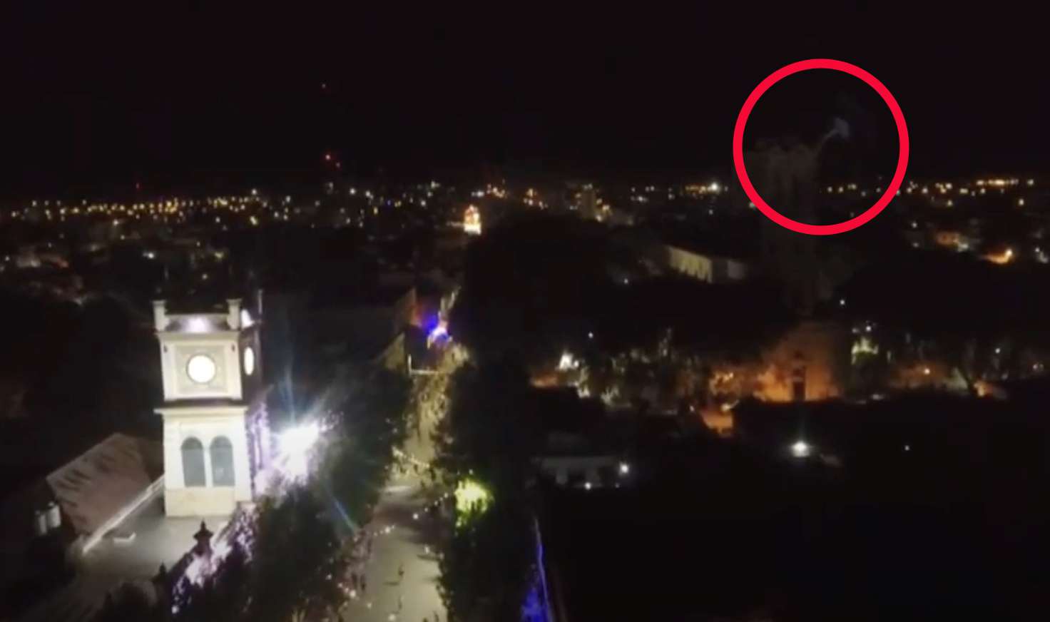 ¿Es un fantasma? La rara figura captada por un drone durante el Carnaval, sobre la torre de la iglesia