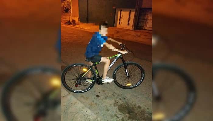 Le robaron la bici a un adolescente mientras jugaba al fútbol en el “campito”