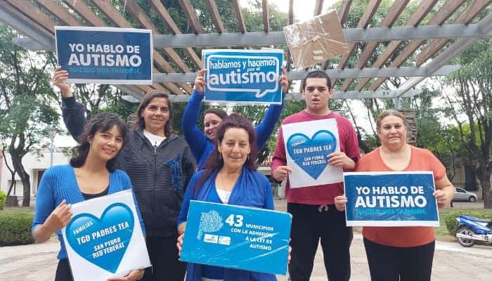 Día del Autismo: madres vistieron de azul la plaza Belgrano