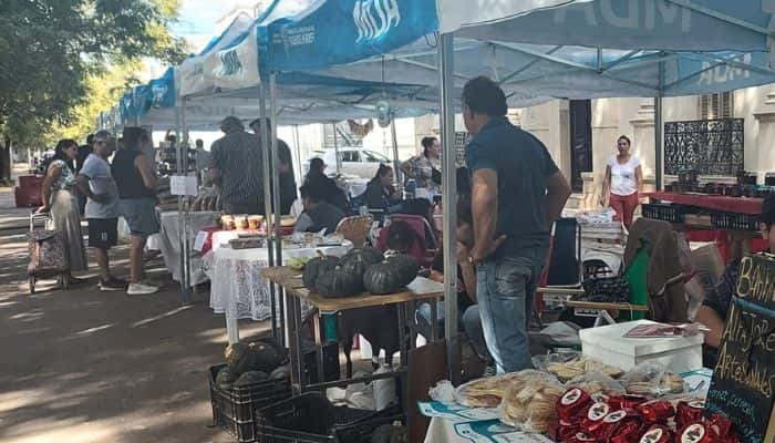 Sábado de feria: Frutos de la Tierra y el Río más Mercados Bonaerenses en plaza Constitución