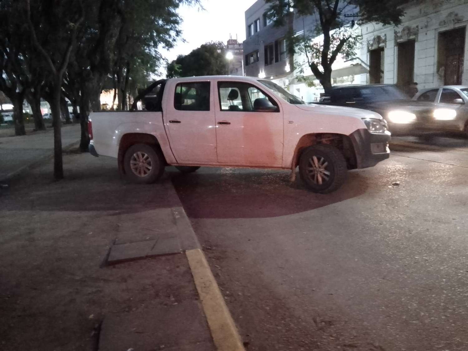 Camioneta mal estacionada en Plaza Belgrano