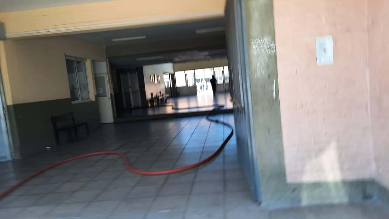 Incendio en la escuela Industrial: comenzaron las tareas de limpieza