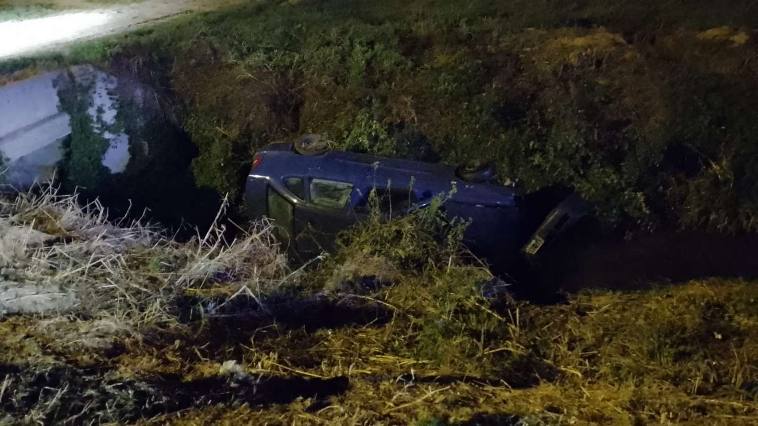 Vuelco en Crucero General Belgrano: automóvil despistó y cayó a una zanja