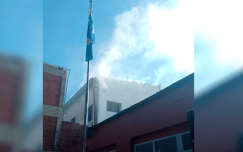 Incendio en la planta alta de la escuela Industrial: evacuaron a los alumnos