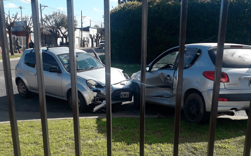 Chocaron dos autos en Sargento Selada y Ayacucho