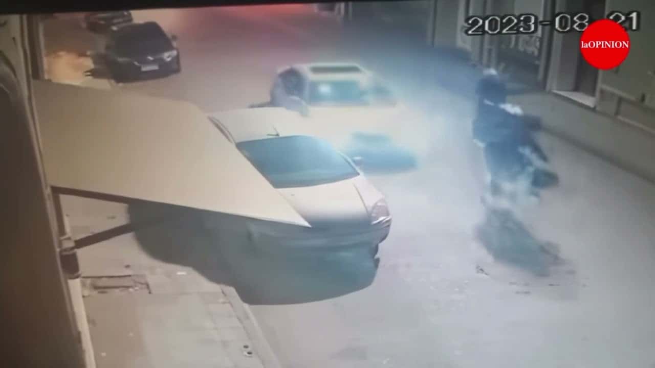 Video: buscan al conductor de un auto que chocó a otro estacionado