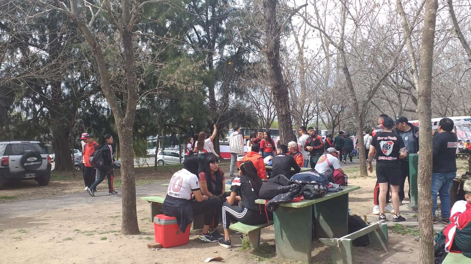 Más de 600 fanáticos de River pararon a almorzar en el Tiro Federal rumbo a San Nicolás