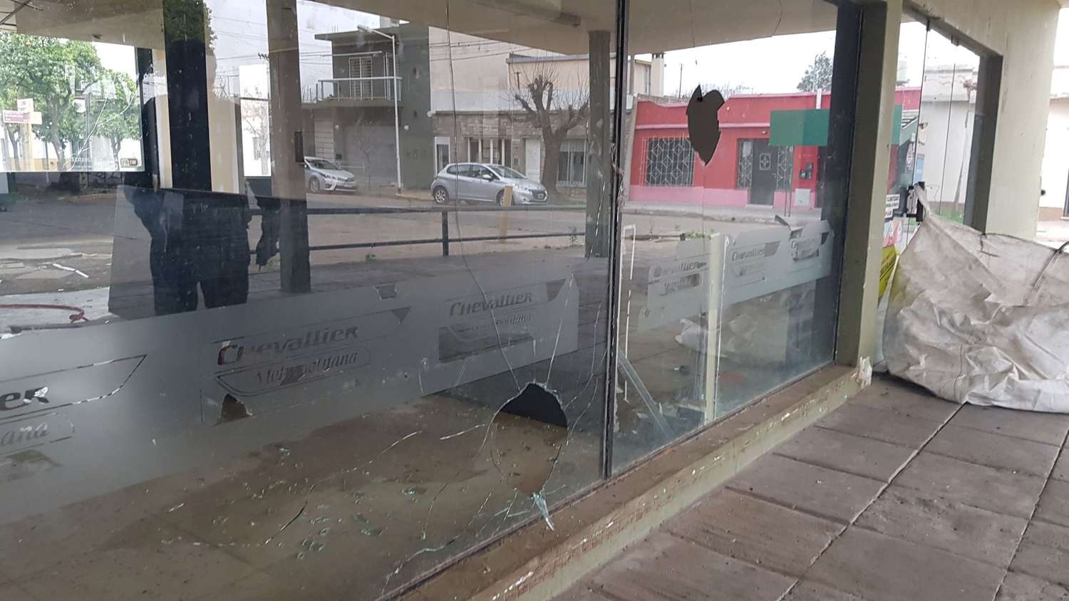 Vandalismo en la exterminal: rompieron todos los vidrios y le robaron al “Loco” Bon