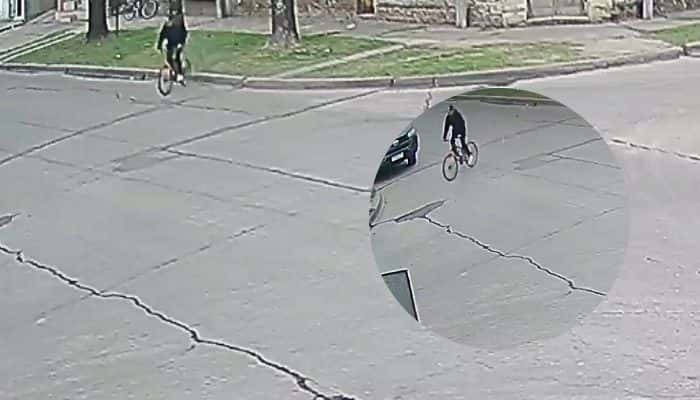 Video: bajó de una moto y se fue pedaleando en la bici que robó