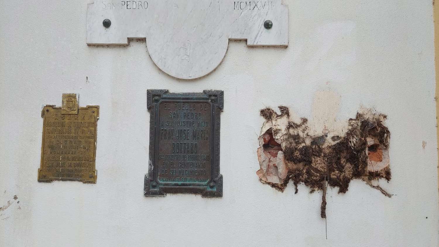 El colmo: robaron la placa del Arzobispo Bottaro