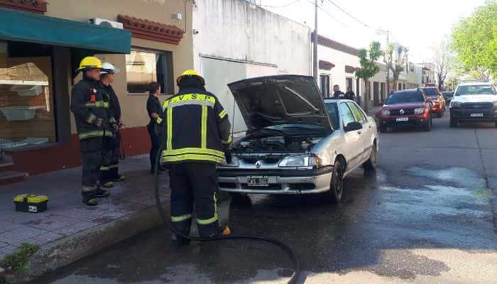 Bomberos sofocó principio de incendio en un auto en Gomendio y Las Heras