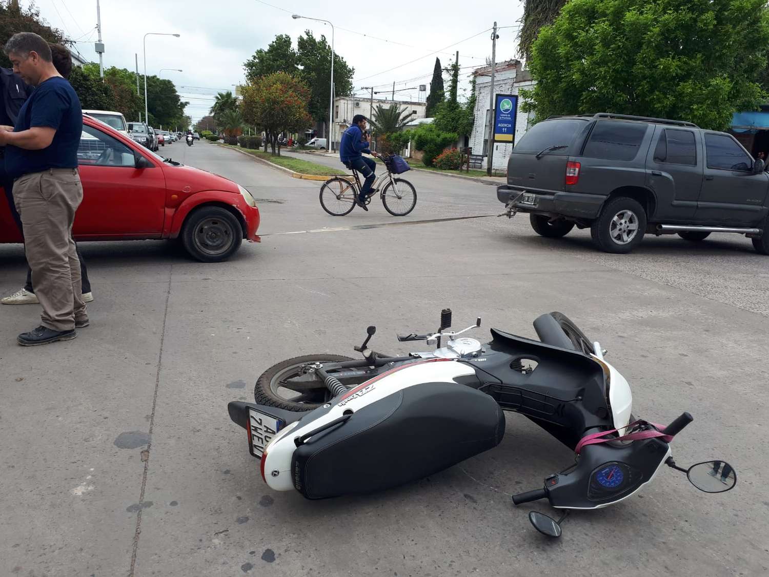 Accidente en 11 de Septiembre y Chacabuco:  motociclista trasladada al hospital