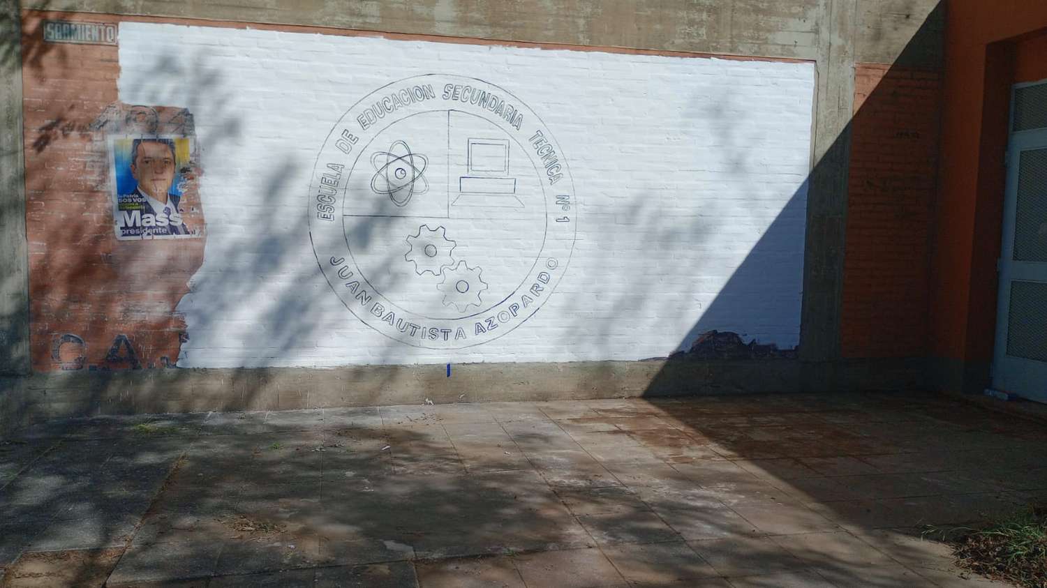 Tras los afiches de Massa y los pasacalles, la escuela Industrial pinta un mural