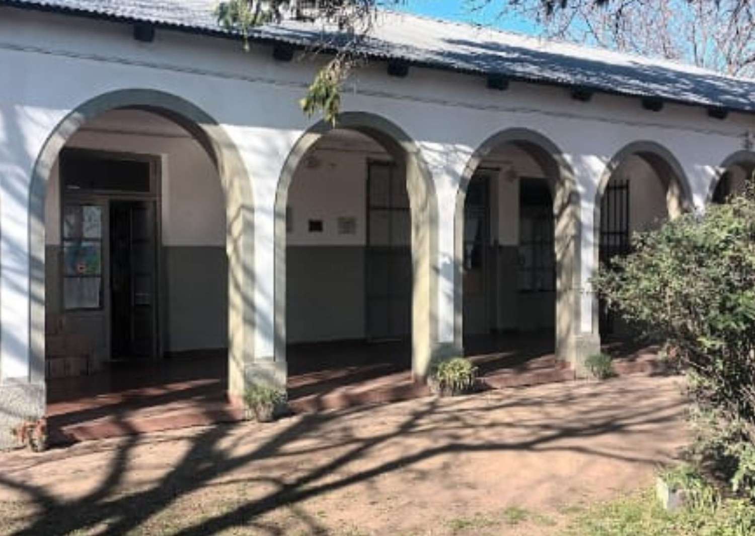 Escuela 16: padres reclaman al municipio por pintura y falta de espacio