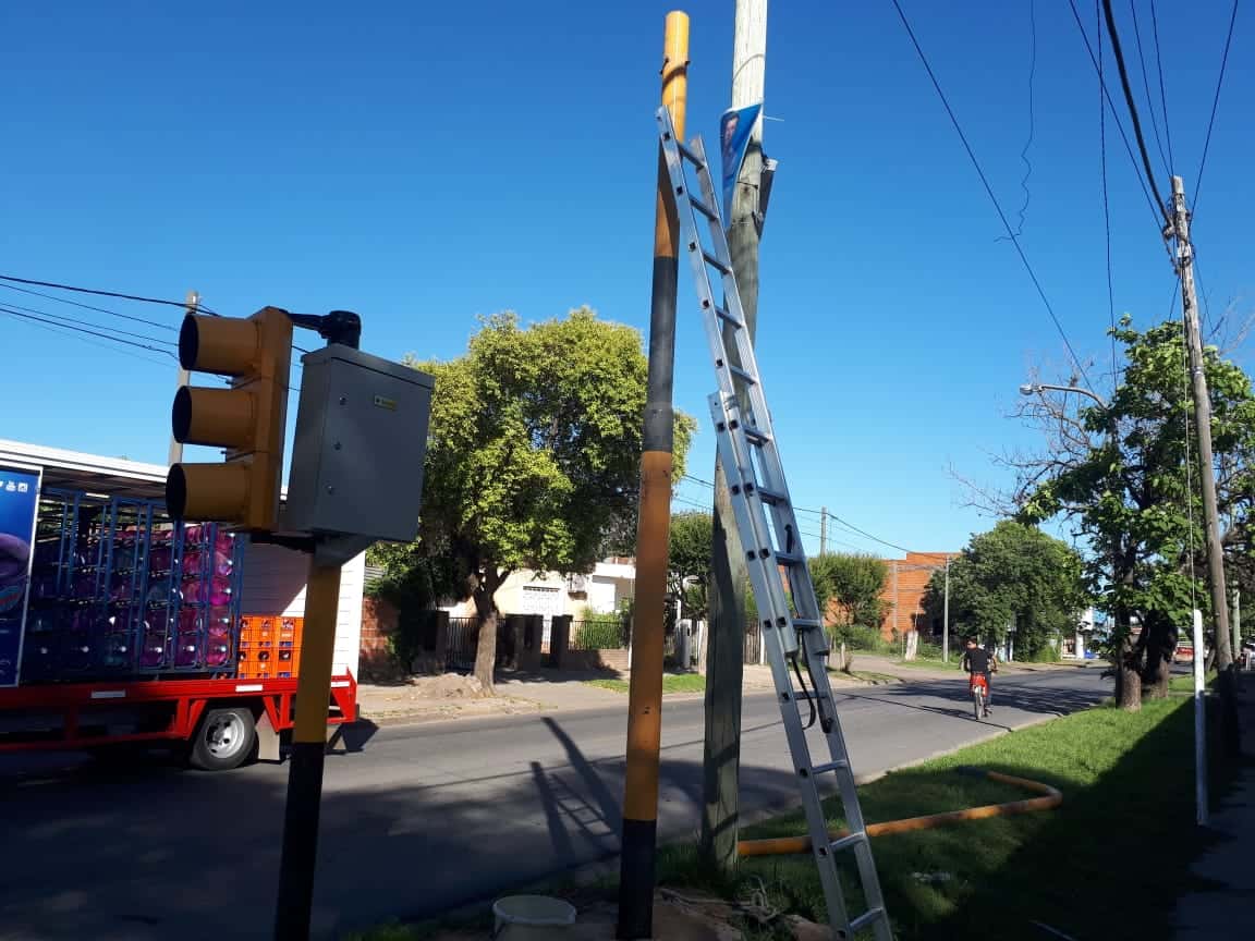 Reemplazan los postes de semáforos de Salta y Juan B. Justo por otros de mayor altura