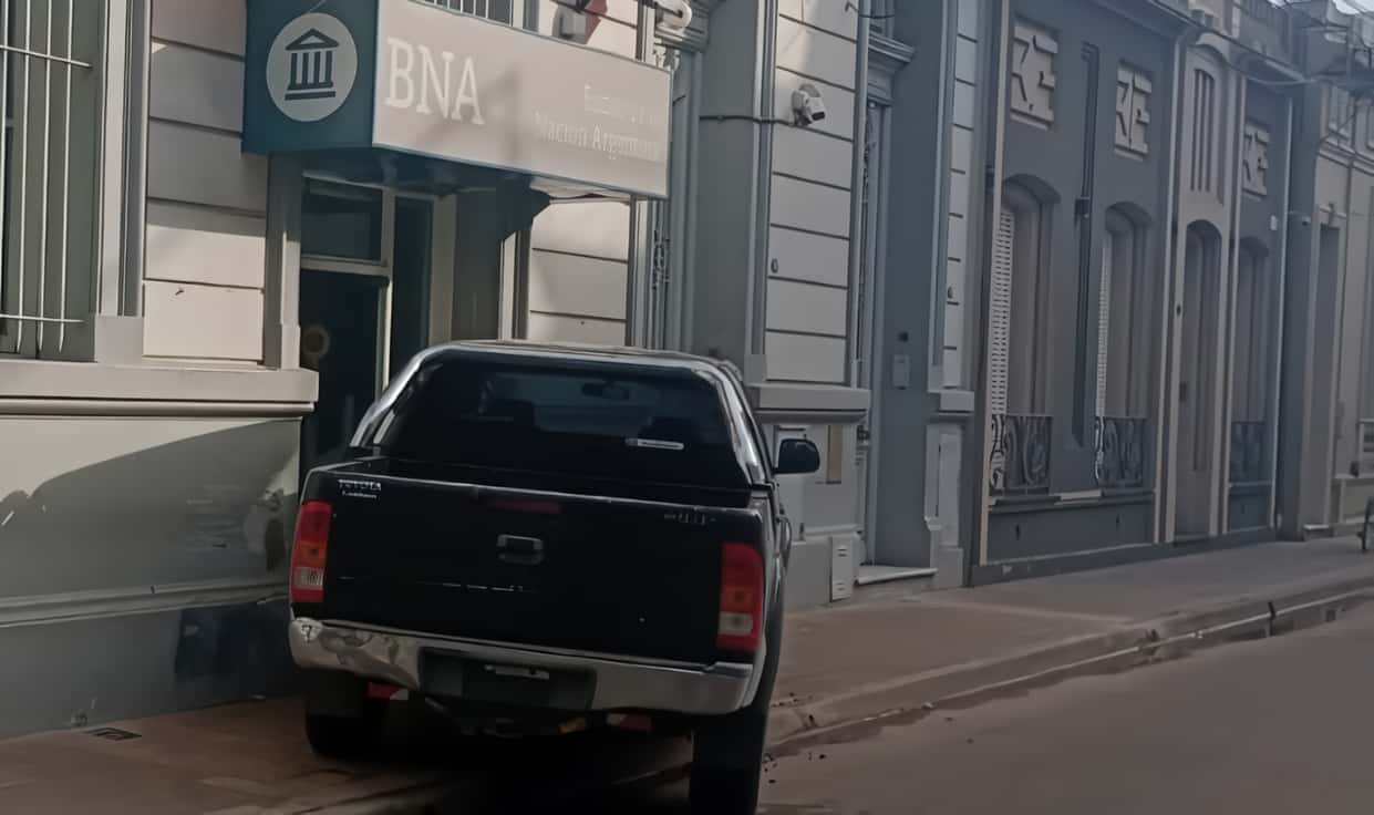 Perdió el control de la camioneta y chocó contra el banco Nación