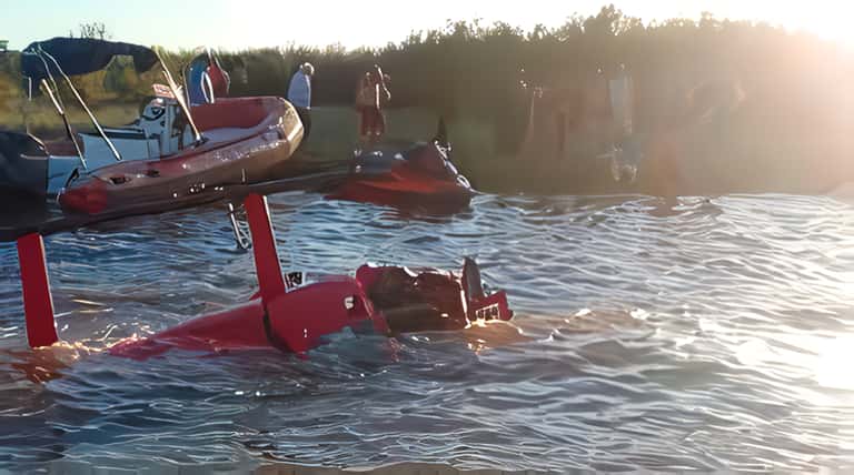 Así fue el rescate del helicóptero que cayó al río Paraná en Ramallo