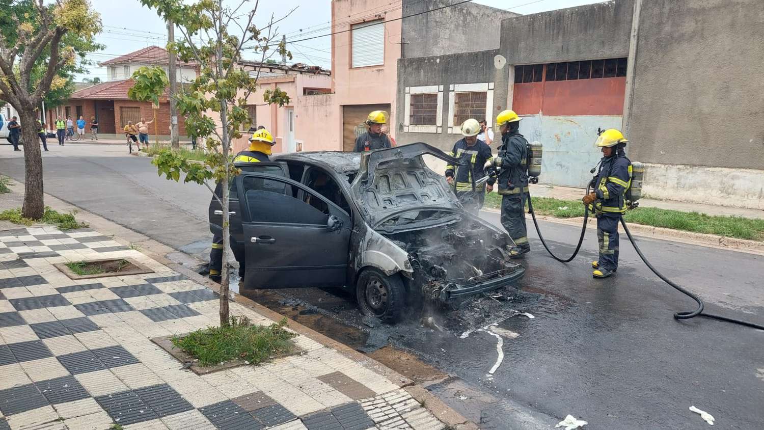 Se incendió un automóvil en plena marcha en Liniers al 300: “Salimos como pudimos”