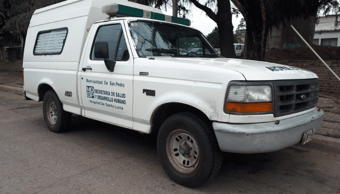 Santa Lucía: la ambulancia Ford de más de 30 años que parece cero kilómetro