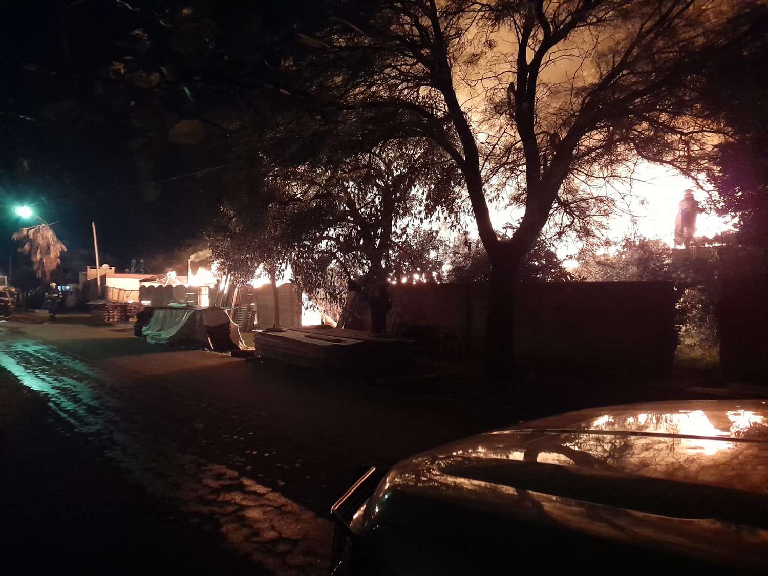 Santa Lucía: ardió en llamas el aserradero de la familia Barbosa