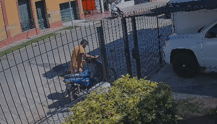 [Video] Quiso llevarse una motocicleta de la vereda de una vivienda y salió corriendo