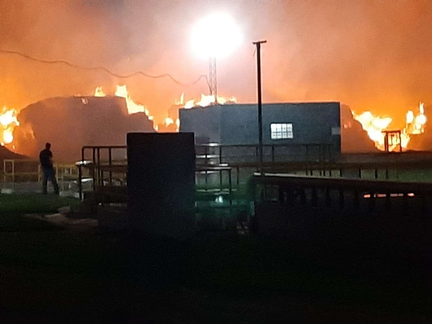 Incendio en Celulosa: Bomberos continúa el combate en la planta y hubo lesionados