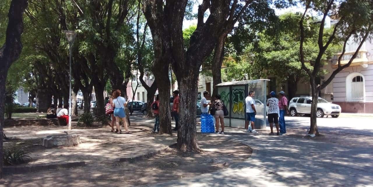 La fila para el colectivo en Plaza Belgrano