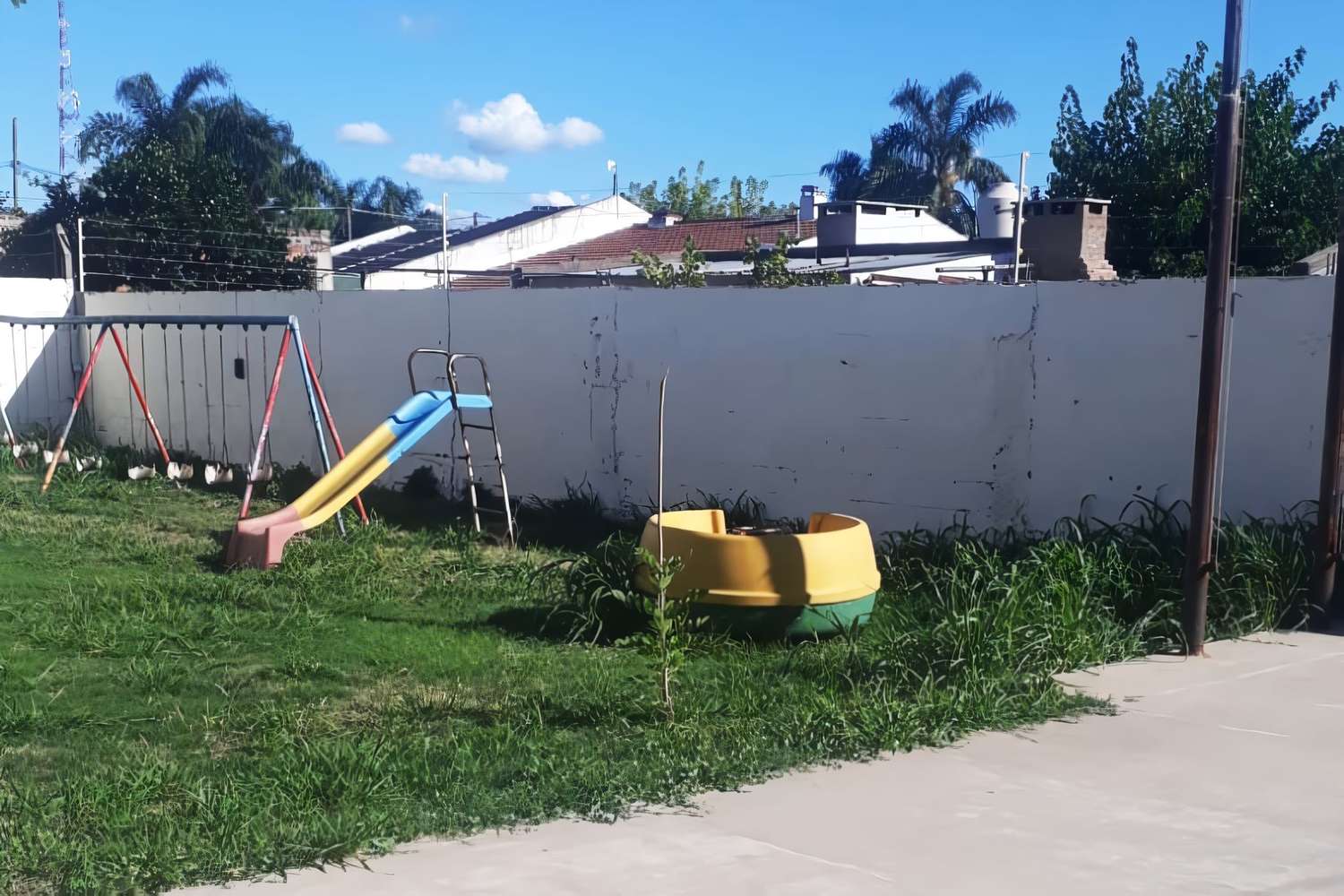 Preocupación en un jardín por alambre electrificado en un tapial que lo separa de vecinos